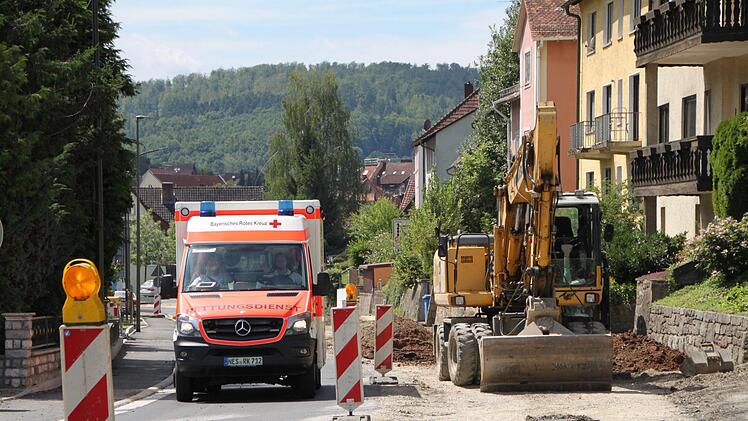 Der Rettungsdienst hat keine Probleme, durch die Baustelle zu kommen. Warten müssen die Fahrer freilich wie alle anderen Autofahrer auch.