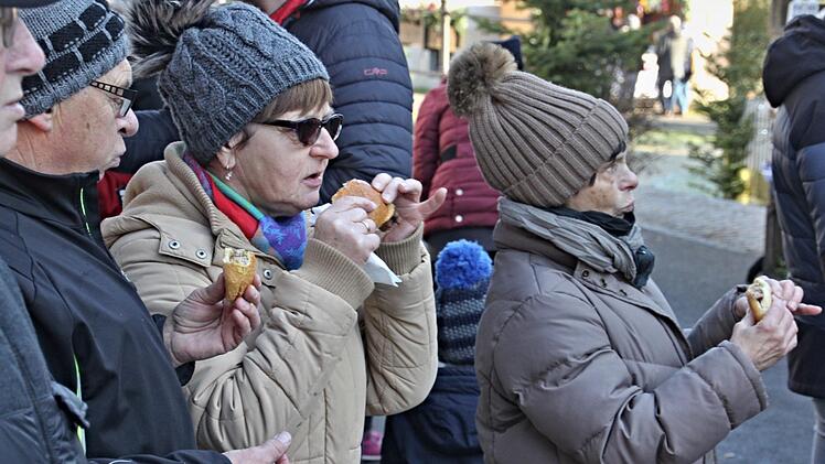 Die Bratwurst schmeckt diesen Damen schon am frühen Morgen.Helmut Will
