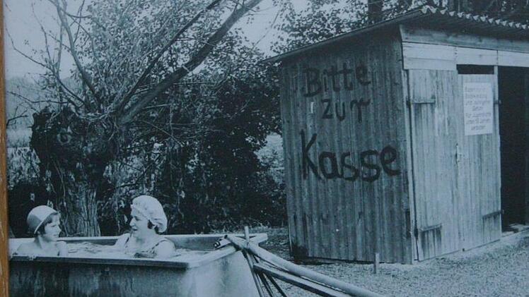 Badefreuden in den 70er Jahren. Damals wurde in Staffelstein nach Thermalwasser gebohrt, mit Erfolg. So begann der Aufstieg zur Kurstadt. 1976 diente eine ausrangierte Nirosta-Wanne aus dem Milchhof als "Pool". Heute ist die Obermain-Therme ein Besuchermagnet und hat für einen großen Tourismusaufschwung in der Region gesorgt.  Archivbild: Obermain-Therme/Archiv.