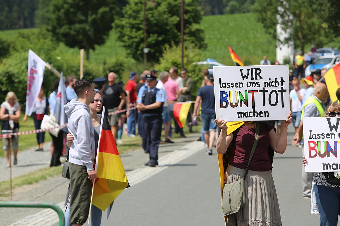 Höcke demonstriert in Mödlareuth im Landkreis Hof