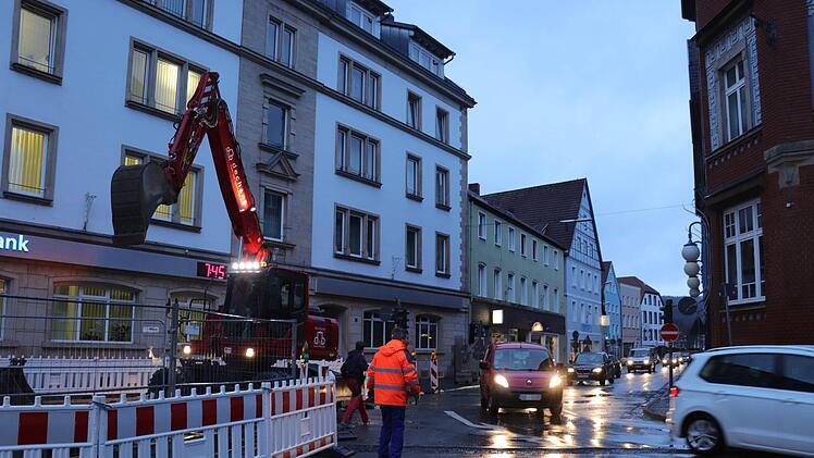 Acht Uhr morgens: Noch fließt der Verkehr wie gewohnt durch die Webergasse in die Klostergasse.Foto: Katrin Geyer