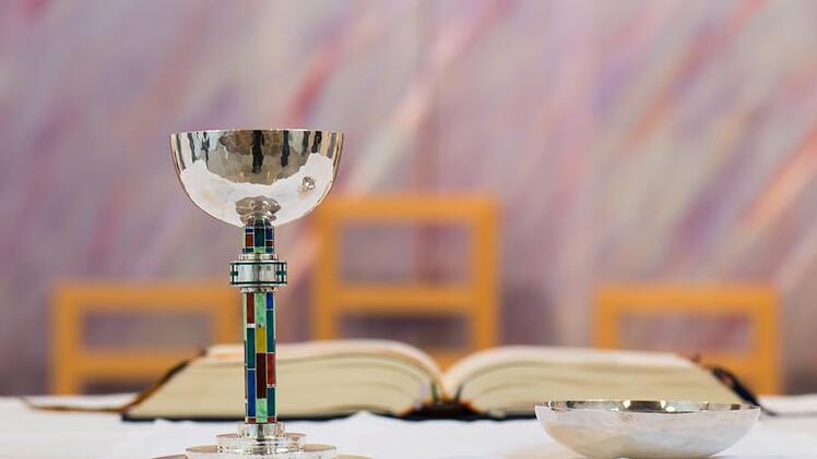 In der Abendmahlsmesse am Gründonnerstag ändern sich die Worte im Hochgebet bei der Wandlung.  Foto: Hendrik Steffens