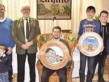 Die neuen Majestäten des Schützenvereins Unfinden - von links: Zweiter Schützenmeister Anton Sauter, Jan Kettler (Zweiter Ritter Schützenklasse), Heinz Grimmer (Erster Ritter Schützenklasse), Daniel Gießl (Schützenkönig), Leo Bergmann (Jugendkönig), Bastian Kresser (Erster Jugendritter), Kevin Kettler (Zweiter Jugendritter), Dritter Bürgermeister Alexander Faust.  Foto: Gerold Snater