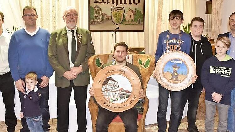 Die neuen Majestäten des Schützenvereins Unfinden - von links: Zweiter Schützenmeister Anton Sauter, Jan Kettler (Zweiter Ritter Schützenklasse), Heinz Grimmer (Erster Ritter Schützenklasse), Daniel Gießl (Schützenkönig), Leo Bergmann (Jugendkönig), Bastian Kresser (Erster Jugendritter), Kevin Kettler (Zweiter Jugendritter), Dritter Bürgermeister Alexander Faust.  Foto: Gerold Snater