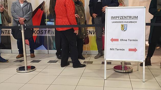 Vor dem Impfzentrum gibt es wieder Warteschlangen.