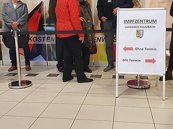 Vor dem Impfzentrum gibt es wieder Warteschlangen.