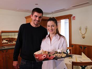 Mateo und Milica Mijat führen ein Restaurant mit kroatisch-serbischer Küche, zum Frühstück gibt es kroatischen Schinken und Käse, Schweinebauch, Oliven und selbst gebackenes Fladenbrot.