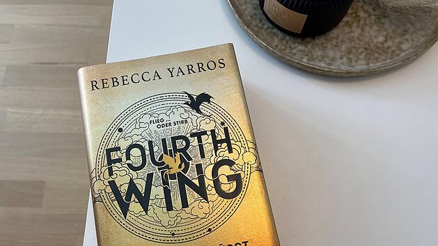 Fourth Wing von Rebecca Yarros  wird aktuell auf TikTok gehypt.