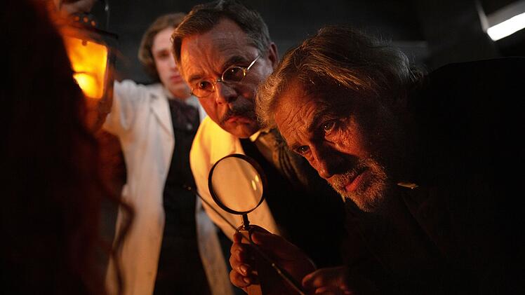 In der Neuverfilmung des Romanklassikers von Bram Stoker von Regisseur Luc Besson spielt Christoph Waltz (rechts) einen Priester und Vampirj&auml;ger.