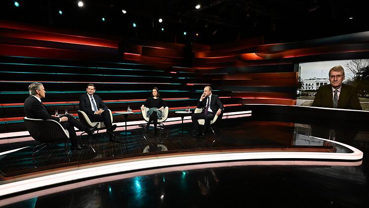 Markus Lanz (links) diskutierte am Dienstagabend mit SPD-Ministerpr&auml;sident Olaf Lies (zweiter von links), Journalistin Julia L&ouml;hr (Mitte), Sicherheitexperte Peter Neumann (zweiter von rechts) und ZDF-Korrespondent Elmar Theve&szlig;en.