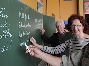 Alle drei schreiben beziehungsweise schrieben ein Stück Mainleuser Schulgeschichte: (von rechts) der frühere Lehrer Herbert Lunz, die derzeitige Rektorin Doris Hörath und der ehemalige Rektor Detlef Kühl.  Foto: Jürgen Gärtner