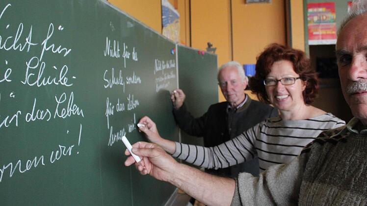 Alle drei schreiben beziehungsweise schrieben ein Stück Mainleuser Schulgeschichte: (von rechts) der frühere Lehrer Herbert Lunz, die derzeitige Rektorin Doris Hörath und der ehemalige Rektor Detlef Kühl.  Foto: Jürgen Gärtner