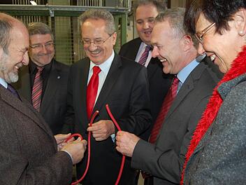 Passenderweise war es ein rotes Kabel, das Prysmian-WerkleiterRoland Böhm (links) beim Rundgang der geballten SPD-Prominenz in die Hand drückte - von links: Landrat Michael Busch, Christian Ude, Carl-Christian Dressel, OB Frank Rebhan und Susann Biedefeld. Foto: Oliver Schmidt