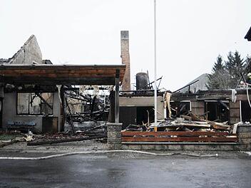 Am Morgen offenbart sich in Hellingen das ganze Ausmaß der Verwüstung durch das Feuer in der Schreinerei. Die Werkstatt ist niedergebrannt.Foto: Gerold Snater