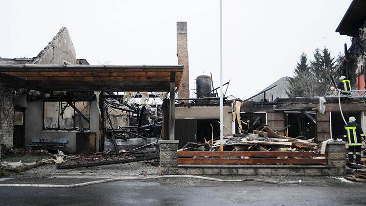 Am Morgen offenbart sich in Hellingen das ganze Ausmaß der Verwüstung durch das Feuer in der Schreinerei. Die Werkstatt ist niedergebrannt.Foto: Gerold Snater