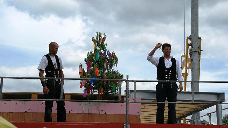 Wenn ein Kindergarten Richtfest hat, müssen die Fähnchen am Baum natürlich kunterbunt sein. Den traditionellen Richtspruch übernahm Thorsten Einbecker (rechts), assistiert von Thomas Beyrle.