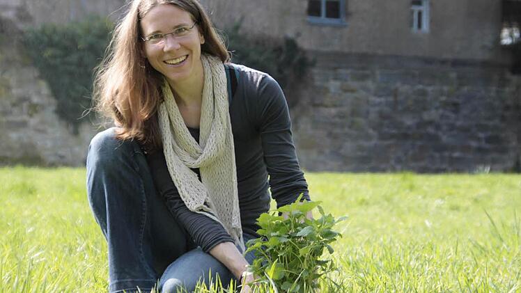Mitten in der Stadt mit bloßen Händen in der Erde wühlen: Ulrike Eichler weiß, dass ärteln die Lebensqualität steigern kann.  Foto: Sarah Dann