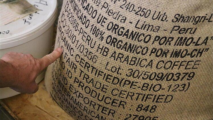 "Fairtrade" und "Bio" steht auf den verplombten Kaffeesäcken. Foto: Gerd Schaar
