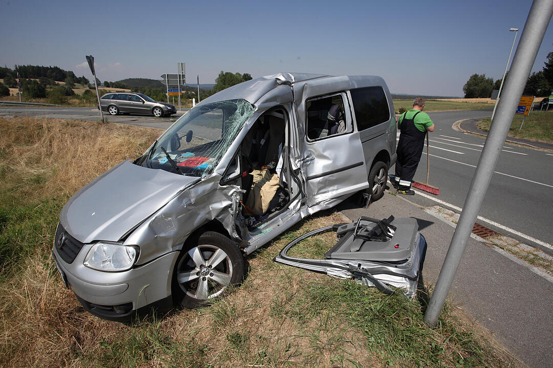 Lkw kracht in abbiegenden Familienwagen - Vier Verletzte