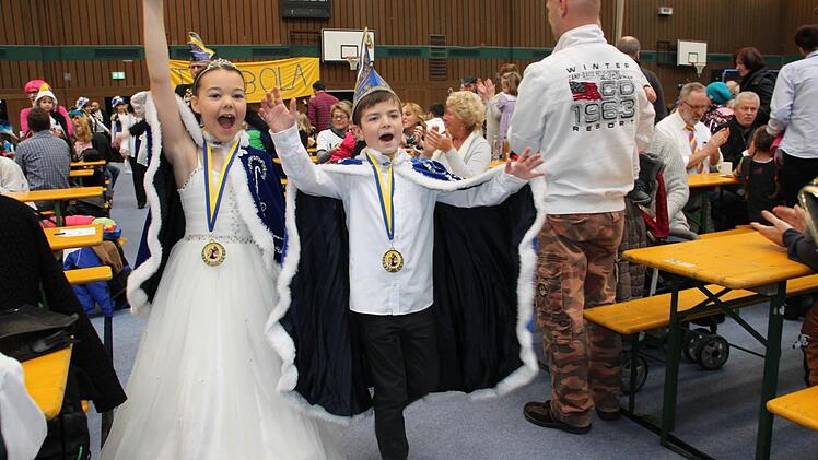 Das Kinderprinzenpaar Annamarie I. (Guttila) und Denis I. (Hartmann) beim Einmarsch in die Turnhalle der Realschule