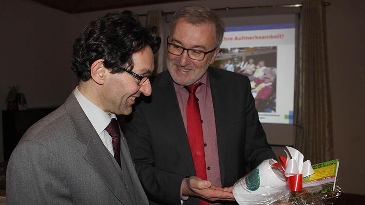 Referent Elmar Gräßel bekommt von Bürgermeister Helmut Krämer eine Erinnerung an seinen aufenthalt in Heiligenstadt überreicht.  Foto: Carmen Schwind
