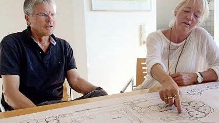 Götz Lauenstein und Angelika Droll diskutieren über eine Schwimmteichanlage. Fotos: Christiane Lehmann
