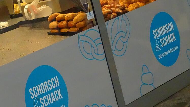Vorläufig unter Insolvenzverwaltung: Der Verkauf in den Filialen von "Schorsch & Schack" wie hier am Coburger Bahnhof geht weiter.Foto: Jochen Berger