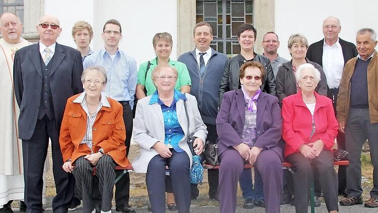 Die Jubelkommunikanten mit Pfarrer Rudolf Theiler (links), vorne rechts die älteste Jubilarin, Greta Hümmer, die vor 80 Jahren das Sakrament der Kommunion empfing. Foto: Ralf Kestel