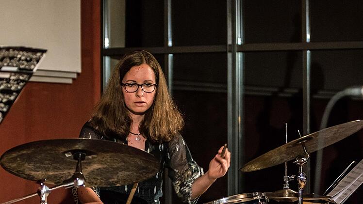 Mit ihrer Band und dem Programm "Jazz it" gastierte die Schlagzeugerin Mareike Wiening im Coburger Contakt.Foto: Jochen Berger