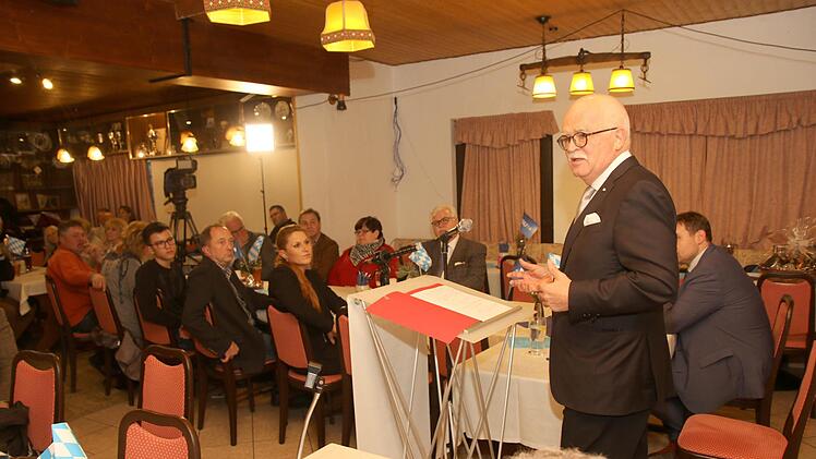 Peter Gauweiler,  der zum 1. Niederfüllbacher Forum extra aus München angereist war, forderte bei seinen Ausführungen mehr Mitbestimmung der Basis bei Entscheidungen und deshalb eine Mitgliederbefragung. Foto: Michael Stelzner