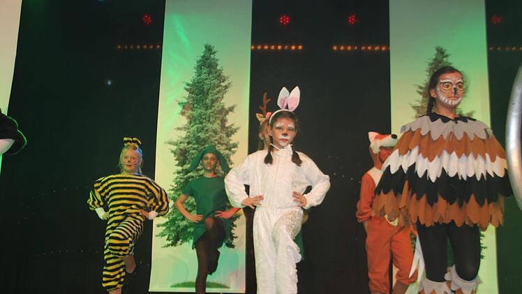 Sketche, Garden und allerlei Kurzweil  sowie Tanzeinlagen gab's beim Kinderbüttenabend.Veronika Schadeck