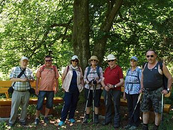 Der Rh&ouml;nklub Bad Kissingen hat sich auf ie 8. Etappe des Hochrh&ouml;ners gewagt. Das Bild entstand am Denkmal von Hermann Eckert (1873-1964). Der in Stendal geborene Maler und Fotograf war einer der ersten, der die Besonderheiten der Rh&ouml;ner Landschaft ins Bild brachte.  Foto: H.-J. Neumann