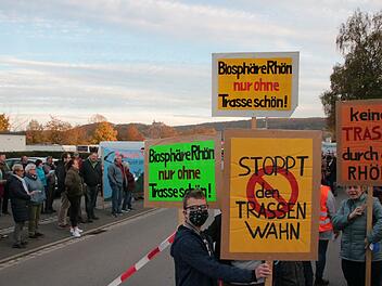 In Sichtweite zur  Trimburg haben am Montagabend rund 200 Bürger in Elfershausen gegen die Pläne zum Bau einer Wechselstromleitung entlang der A 7 demonstriert.