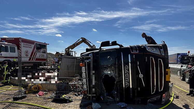 Schweinetransporter auf A3 im Kreis Kitzingen umgekippt