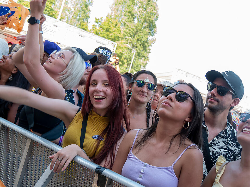 Mit internationalen und nationalen Live-Acts!