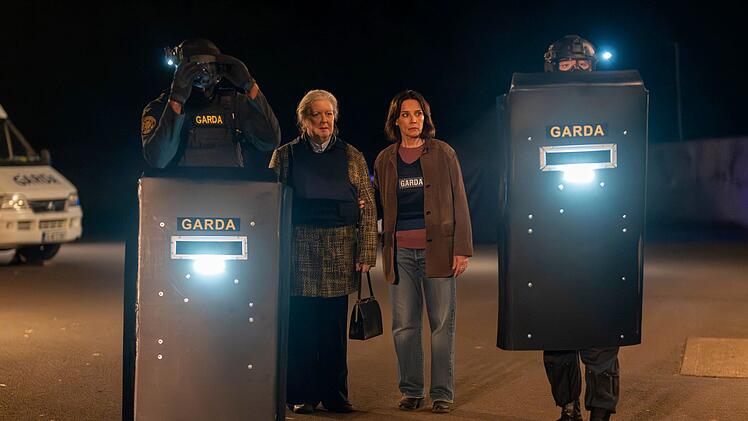 Anfangs spielt Sinead Doyle (Marion O'Dwyer, links) die Beschuldigungen gegen ihren Sohn Ronan noch herunter. Doch als sie im Fernsehen von der Geiselnahme in einem Pub h&ouml;rt, kontaktiert sie Cathrin Blake (D&eacute;sir&eacute;e Nosbusch) und erf&auml;hrt, dass der T&auml;ter wirklich ihr Sohn ist.