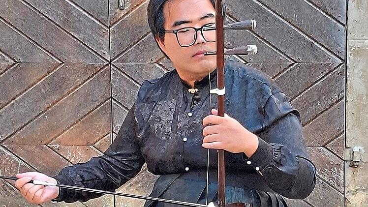 Lejian Zhu er&ouml;ffnete mit seiner Erhu das Mondfest.