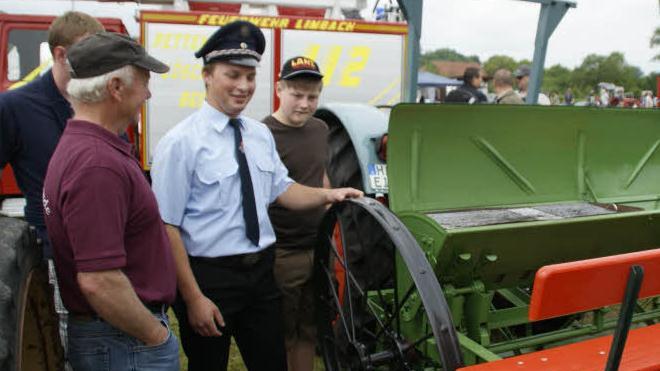 Aus der alten Sämaschine wurde ein besonders origineller Anhänger mit Bank und Grill. Den Umbau erläuterte Michael Wittig (Mitte).
