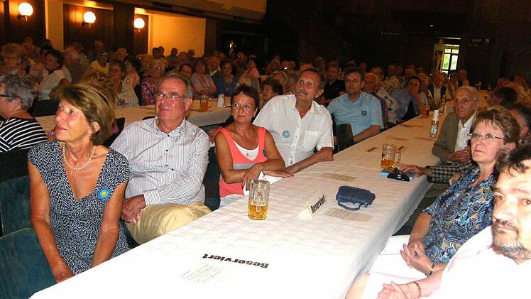 Der Vorstandstisch in der Jahnhalle mit Günter Reichert (2. v. li)