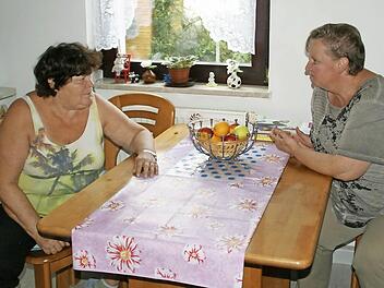 Olga Wegner (links) im Gespräch mit Silvia Fischer von der Rummelsberger Diakonie. Die 60-Jährige hat ihren Haushalt bestens im Griff, wie die blitzsaubere und aufgeräumte Wohnung beweist. Foto: Sabine Weinbeer