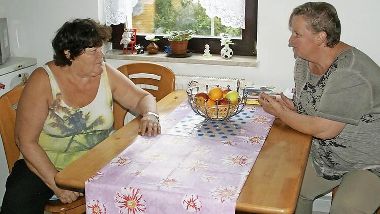 Olga Wegner (links) im Gespräch mit Silvia Fischer von der Rummelsberger Diakonie. Die 60-Jährige hat ihren Haushalt bestens im Griff, wie die blitzsaubere und aufgeräumte Wohnung beweist. Foto: Sabine Weinbeer