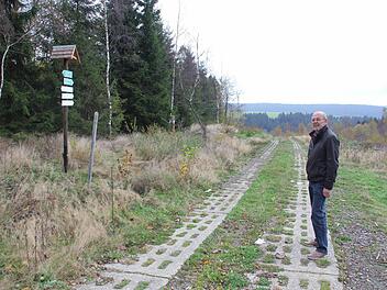 Siegfried Schmieder auf dem ehemaligen Kolonnenweg der DDR-Grenztruppen  Fotos: Friedwald Schedel