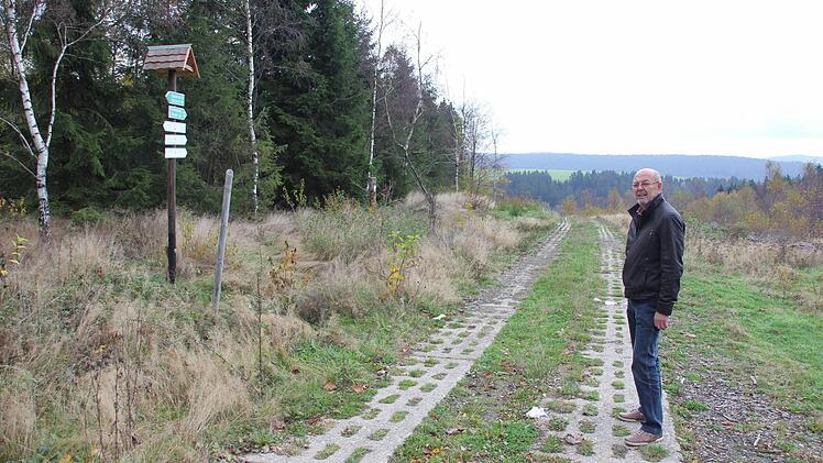 Siegfried Schmieder auf dem ehemaligen Kolonnenweg der DDR-Grenztruppen  Fotos: Friedwald Schedel