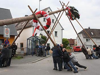 2014 wurde der Hemhofener Kerwabaum vorläufig zum letzten Mal in der Ortsmitte aufgestellt. Foto: Archiv/Sonja Werner