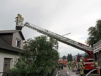 Im Landkreis Bayreuth mussten die Feuerwehren am Wochenede wegen eines Unwetters des Öfteren ausrücken. Am Nachmittag schlug auch ein Blitz in einen Dachstuhl ein. Foto: NEWS5/Holzheimer