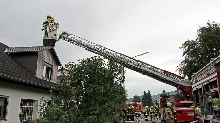 Im Landkreis Bayreuth mussten die Feuerwehren am Wochenede wegen eines Unwetters des Öfteren ausrücken. Am Nachmittag schlug auch ein Blitz in einen Dachstuhl ein. Foto: NEWS5/Holzheimer