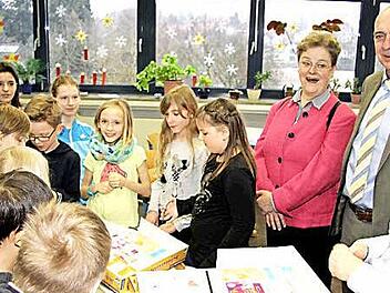 Viel Spaß gab es bei der Übergabe der Experimentierkästen von Spenderin Gemeinderätin Jutta Kattner (rote Jacke) und Bürgermeister Heinrich Süß an die Schüler und Schulleiterin Petra Pausch (r.). Foto: Richard Sänger