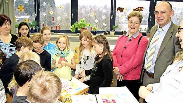 Viel Spaß gab es bei der Übergabe der Experimentierkästen von Spenderin Gemeinderätin Jutta Kattner (rote Jacke) und Bürgermeister Heinrich Süß an die Schüler und Schulleiterin Petra Pausch (r.). Foto: Richard Sänger
