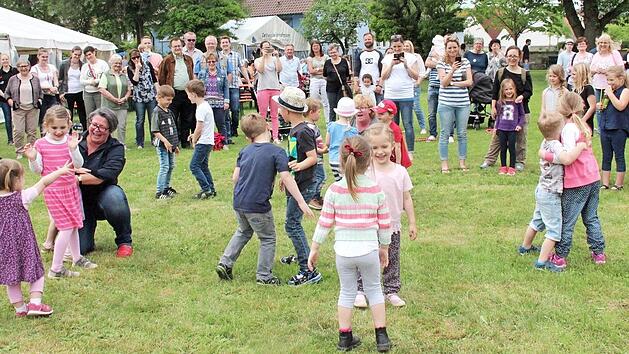 Die Buben und M&auml;dchen vom Kindergarten St. Maria hatten Lieder und T&auml;nze einstudiert.  Foto: Johanna Blum