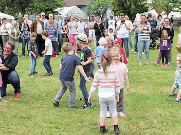 Die Buben und Mädchen vom Kindergarten St. Maria hatten Lieder und Tänze einstudiert.  Foto: Johanna Blum